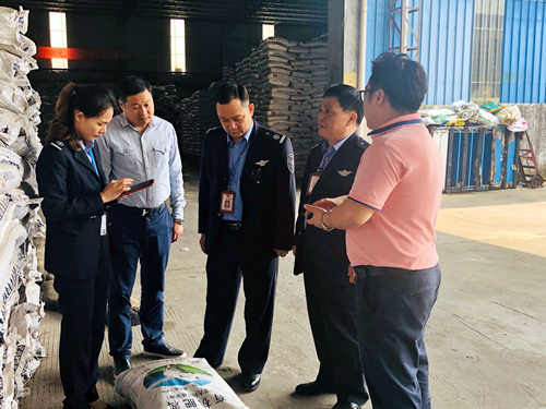 農業(yè)局執(zhí)法大隊視察廣東輝隆中聯(lián)肥料倉庫_副本.jpg